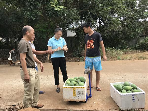 重陽走訪慰問 情暖退休職工